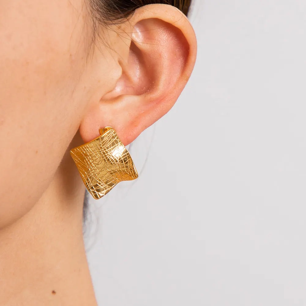 SQUARE CREASE STUD EARRINGS